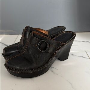 Born women’s black Leather Clogs
